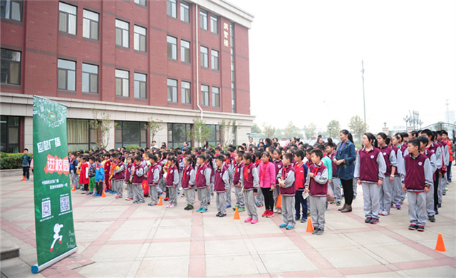 全校学生集合等待活动开始