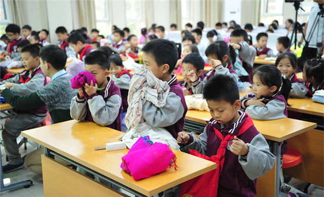 学习叠毛巾方法以防止火灾时吸入过量浓烟