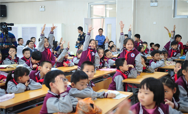 小同学们踊跃举手回答问题