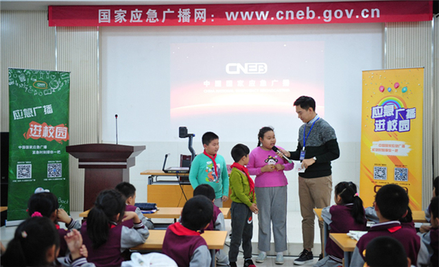 小同学们上台回答问题