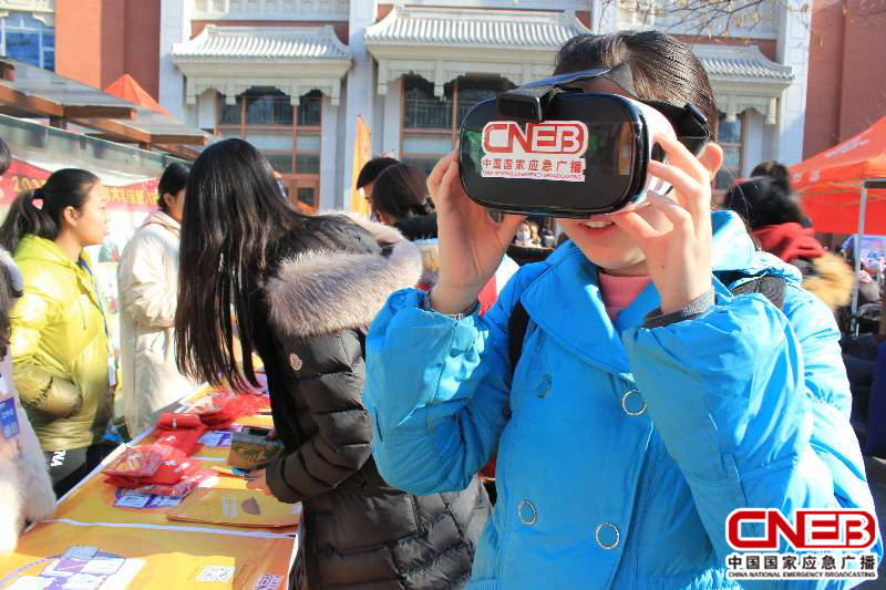 现场同学正在通过VR模拟地震现场情况。