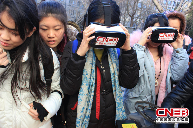 同学们通过地震模拟VR体验和应急科普知识问答，学习相关应急科普知识。