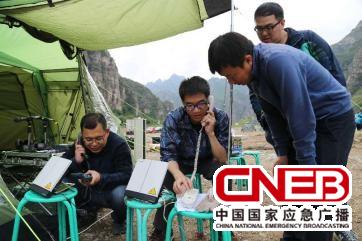 技术人员进行卫星通讯设备的调试