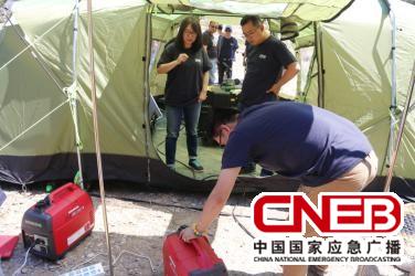 技术人员调试发电机组