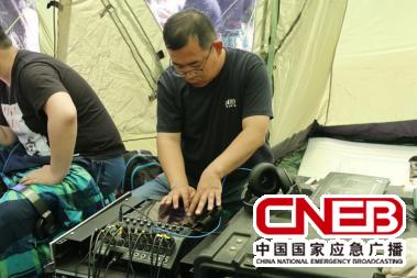 技术人员调试音频设备系统