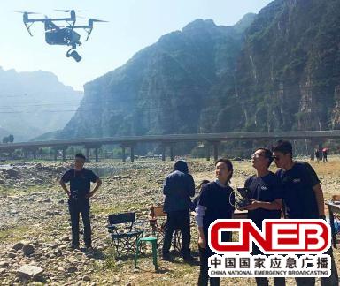 无人机报道小组进行飞行信号传输测试