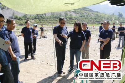 演练总指挥姜海清检查应急电台搭建情况