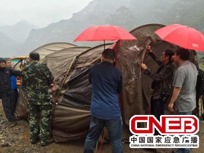 参演人员冒雨进行直播间的搭建