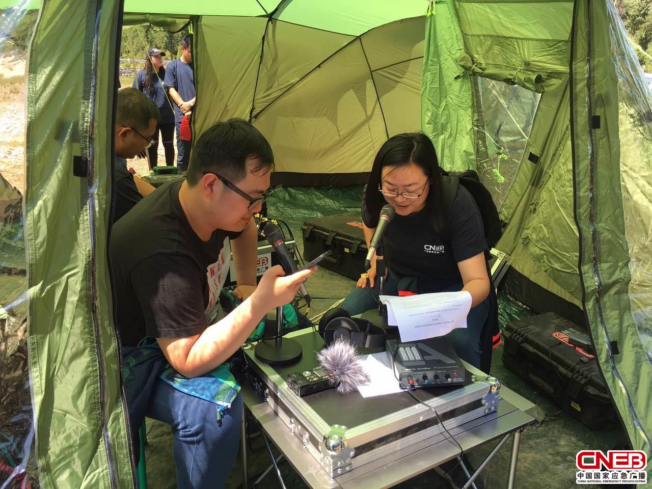 主持人卢君（右）和修奇（左）模拟应急电台播音