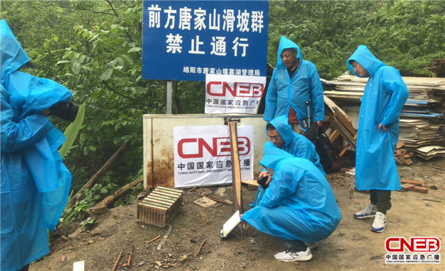 参演人员在徒步过程中演练海事卫星电话的使用