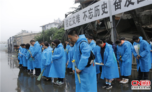 参演人员在地震遗址万人纪念碑前吊唁缅怀遇难同胞